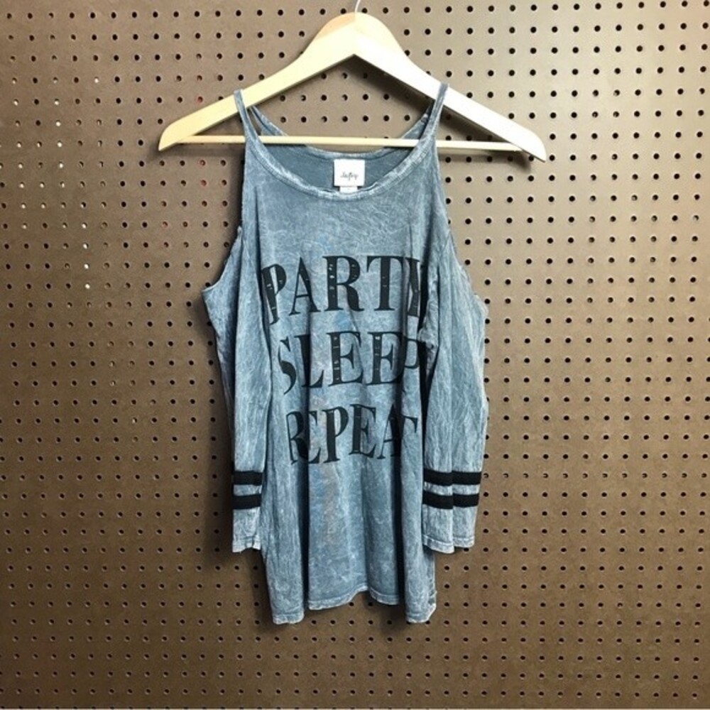 Daytrip cold shoulder 3/4 sleeve top size med